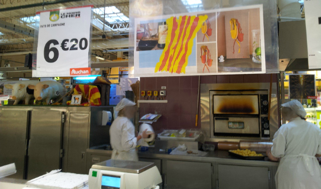 Au rayon traiteur et charcuterie à Auchan Perpignan, affichage des "Vigatanes bicolores" : Tableau de Carole Alexandre