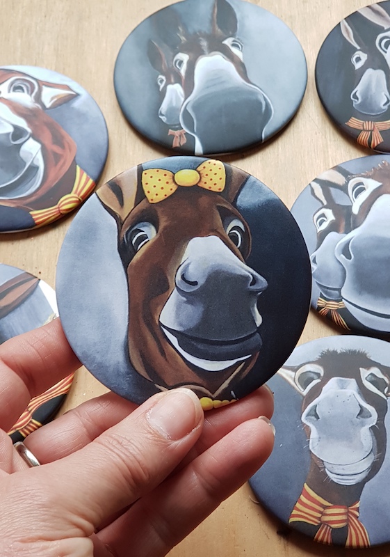 Gros plan sur le magnet de Mistinguette