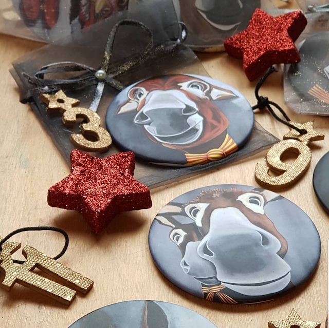 Des magnets représentant des ânes catalans à glisser dans un calendrier de l'avent