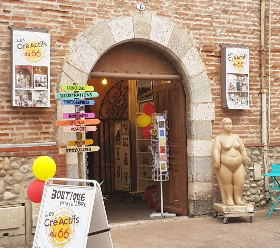 Entrée de la boutique de créateurs : "Les Cré Actifs du 66", située place Gambetta à Perpignan à côté de la cathédrale Saint Jean